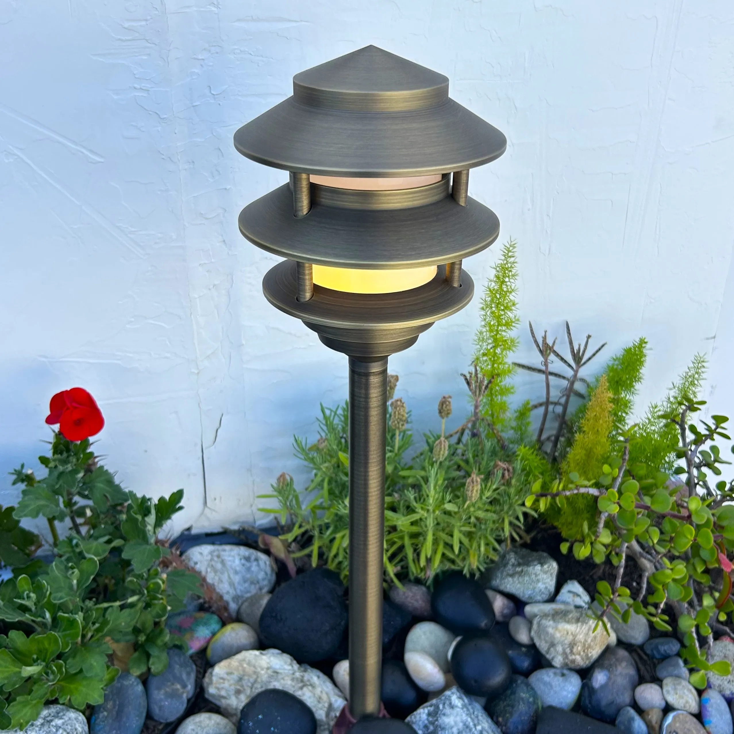 Bougie Solid Cast Brass Pagoda Pathway Light Antique Bronze