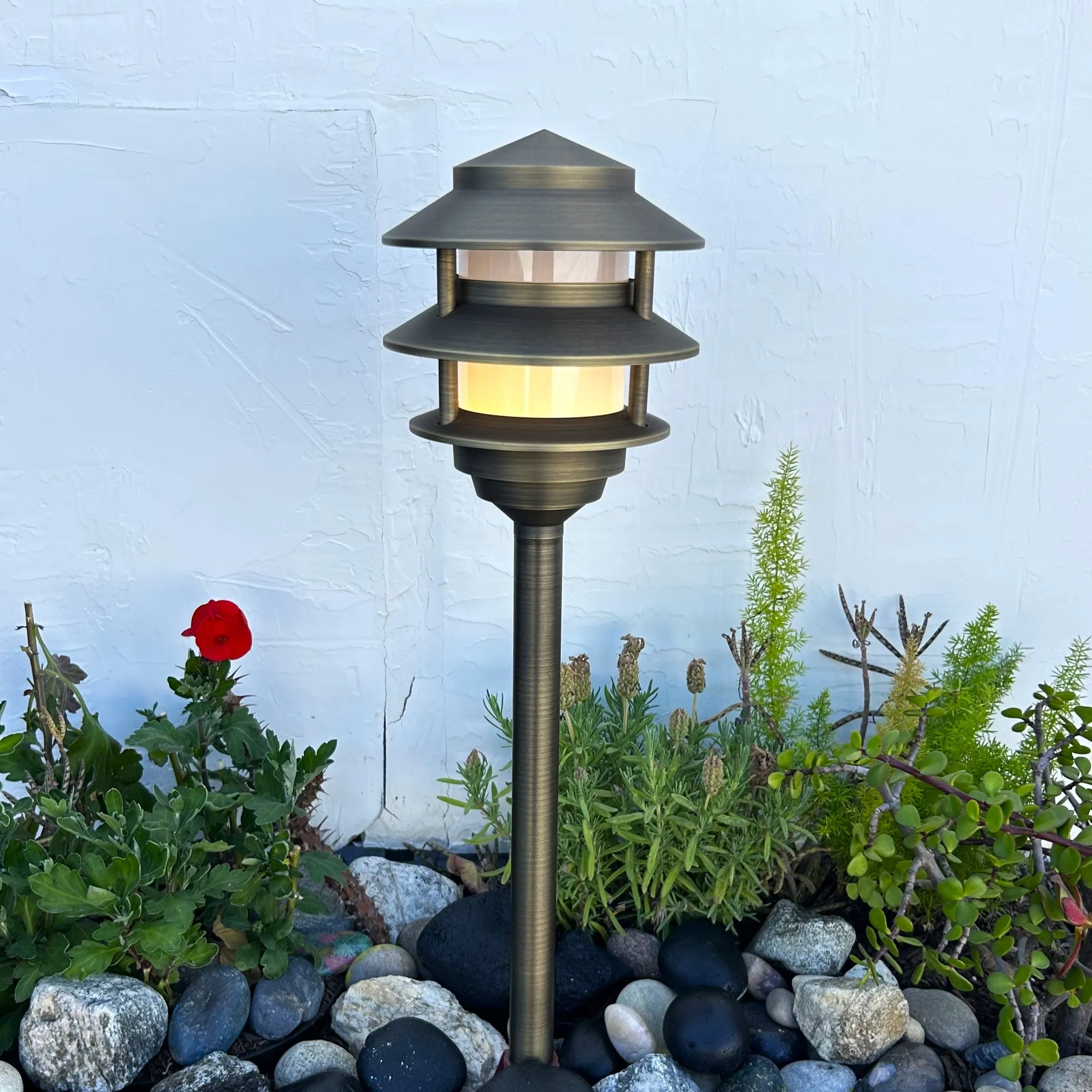 Bougie Solid Cast Brass Pagoda Pathway Light Antique Bronze